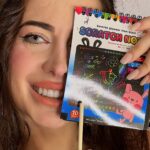 Mahi Masegosa Instagram - HAUL SHEIN (parte 2) #BACKTOSCHOL A petición popular, os enseño el segundo paquete de @sheinofficial !!! Aviso que en éste vienen más cosas 💃🏻 si os gusta este tipo de hauls abriendo y comentando, déjamelo saber en comentarios para apuntármelo para la próxima ! Porque siempre recibo paquetes no sólo de SHEIN, sino de un montón de cosas !!! Mi código descuento para SHEIN es “mahicostura” 💖💖💖 @shein_spain #FirstDayVibes #backtoshool #SHEINforAll #ad #SHEINpartner Bloc donut: ssnote18210528204 Pegatinas vintage decorativas: ss2205284927923686 Estuche de lápices y set para dibujar: ss2206093343344552 Bloc negro para rascar: ss2205044002922094 Estuche rosa: ss2302231197427712 Gomas de borrar forma de galletas: sscreat03200207198 Ventilador de cuello: sv2304174816000639 Boli multicolores con purpurina: ss2301240401442744 Alfombra campo de fútbol: sh2304148555892847