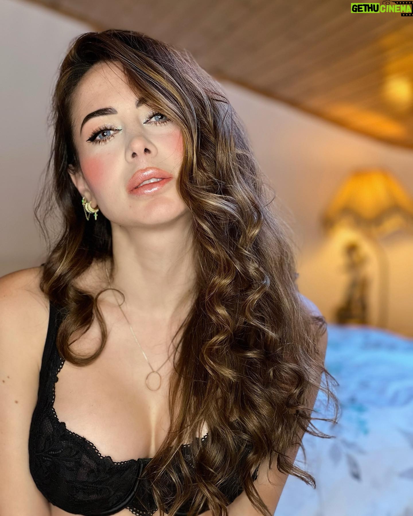 Mahi Masegosa - 4K Likes - Qué ganas tenía de probar las prendas de Luvlette en mis nuevas lolas !!! 🤣🤣🤣 sus braguitas sin costuras, sus pijamas, sus sujetadores … @luvletteofficial es para mí de lejos la marca más cómoda, favorecedora y elegante!
Código descuento: “luvmahi15” (extra 15% off en Luvlette y SHEIN) 🥰🥰🥰
links de los productos:
Sujetador push up nude:
20589163 https://shein.top/t4greyo
Pack de tres braguitas talle alto sin costura:
17766753 https://shein.top/sxxm102
Pijama de satén: 13590103 https://shein.top/5z0wi33
Sujetador de encaje negro: 25040059 https://shein.top/hd66kgl
@luvletteofficial #Luvlette #LuvlettePartner #holiday #publi