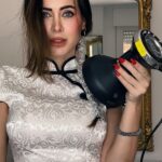 Mahi Masegosa Instagram - Probando trucos raros para hacer ondas 🤨 Sabéis que yo soy muy mañosa para estas cosas 😂 así que no sé si es que hice algo mal, si es que es mentira este trend, o qué demonios pasa! Tú lo has hecho?? A ti te funciona? Viste a alguien al que le funcionase?! Cuéntame, por dios 😂 nota: estuve 10 minutos con el difusor dando calor 🫠🫠🫠