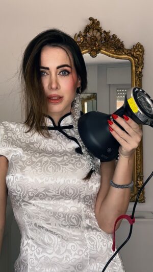 Mahi Masegosa Instagram - Probando trucos raros para hacer ondas 🤨 Sabéis que yo soy muy mañosa para estas cosas 😂 así que no sé si es que hice algo mal, si es que es mentira este trend, o qué demonios pasa! Tú lo has hecho?? A ti te funciona? Viste a alguien al que le funcionase?! Cuéntame, por dios 😂 nota: estuve 10 minutos con el difusor dando calor 🫠🫠🫠