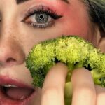 Mahi Masegosa Instagram - Jajaja tenía que probar este raro truco para hacer pecas!!! 🥦🥦🥦 hay cosas vitales que funcionan! Tú qué opinas ?