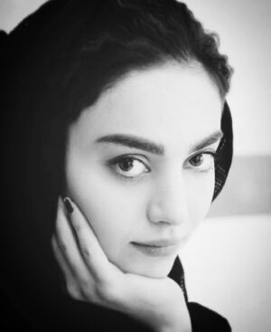 Mahshid Javadi Instagram - .
آینه‌ی مهربان
صورتم را بشکاف
به درونم سفر کن
منِ دیگری، بیار

#mahshidjavadi ✍️
«یادداشت»