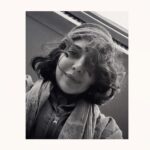 Mahshid Javadi Instagram - . داشتم به جسم‌هایی فکر می‌کردم که تمام شده اند ( دلم نمی‌خواهد بگویم مُرده‌اند) به تن هایی که روزگاری شتابان با شال و کلاه به سمت کالج میدویدند و دیرشان شده بود ، به آدم‌هایی که در مسابقات مختلف شرکت می‌کردند و هیجان بُرد داشتند، آن‌ها هم تمام شدند. به کسانی که شب‌ها به یاد معشوقشان به خواب می‌رفتند یا در آغوش جسم دیگری شب را به صبح می‌رساندند. به کسانی فکر می‌کردم که زمانِ مغولان زندگی می‌کردند. شاید باورتان نشود حتی داشتم به ناصر‌الدین شاه فکر می‌کردم. به دوران قاجار پهلوی و… تاریخ را خوب بلد نیستم، هیچوقت هم علاقه‌ای به دنبال کردنش نداشتم، اما دیشب به طرز عجیبی دنبال کسانی می‌گشتم که اسم داشتند با این حال تمام شدند. به آن کسی فکر می‌کردم که صد سال پیش برای رسیدن به چیز نامعلومی آدم کُشته بود یا شاید آدم‌ها. از میان همه اینها به امروز رسیدم امروزی که زنده‌ام و با زنده‌ها زندگی می‌کنم ما زنده‌هایی که چند صباحی بعد، تازه اگر خوش شانس باشیم، تنها یک خاطره‌ خواهیم شد برای دیگرِ زنده‌ها. #mahshidjavadi 🌱