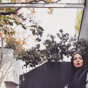 Mahshid Javadi Instagram - وه چه زیبا بود اگر پاییز بودم
وحشی و پرشور و‌رنگ آمیز بودم 

فروغ فرخزاد