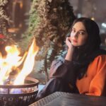 Mahshid Javadi Instagram - . آرامش نزد چه کسانی بود شب زنده داران یا مشتاقانِ روز؟ کاش این را هم میگفتند آنهایی که نه طالبِ روز بودند و نه شب برایشان امن بود به کجا پناه میبردند؟ #mahshidjavadi ✍️ «از یادداشتهایم»