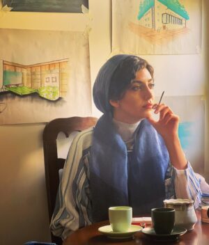 Mahshid Javadi Instagram - من در پناه پنجره ام
با آفتاب رابطه دارم
فروغ 
فوتو : رفیق @saeedbayatd 
پ.ن: سیگار نکشید 🚫