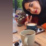 Mahshid Javadi Instagram - همزمان، انسان در مسیر عمر خود مگر چند بار می‌تواند به دوستانی بربخورد که از میان آن‌ها همزبانی بیابد؟ همزبانی که همدل باشد. و مگر دوستی از آن مایه که به رفاقت بی‌انجامد چند بار می‌تواند رخ بدهد و در چند مقطع عمر؟ محمود دولت آبادى