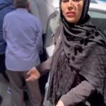 Mahshid Khosravi Instagram - بی وجودی که وجدان کاری نداری اگر کسی مریضش مثلا خدایی نکرده تو ماشین قلبش گرفته باشه چی؟؟؟؟ هیچی چون اصلا براتون مهم نیست راحت میگی خودت برو نیرو پیدا کن خودت تخت و ببر خودت مریض و بیار داخل واقعا متاسفم !!! کاش همه دلسوز هم بودیم کاش این مورد هم بعد از کلی بردن و آوردن که آخر دکتر گفت شش هفت کیلو وزن کم کنن تا بعد عمل کنیم فعلا خطرناکه بعد از عمل این مادر نوه این مورد امیرعباس به شدت تو الویت منه چون دوست ندارم چهارروز دیگه خدایی نکرده زبون لال معتاد از تو کوچه ها جمعش کنیم باید حواسمون بهش باشه زمانی که مادرش امیرعباس و باردار بوده پدرش معتاد بوده مادر و کتک میزنه از خونه بیرون میکنه مادر امیرعباس پیاده از خونشون میاد تا خونه مادرش تو همون حیاط خونه امیرعباس و به دنیا میاره و چندسال بعد مادر و پدر امیرعباس فوت میکنن به نیت برآورده شدن آرزوهای امیرعباس بسم الله خیریه فرشته های بهشتی شماره کارت:6274121940051659 شماره حساب:15085062122481 شبا:IR100550015085006212248001