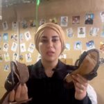 Mahshid Khosravi Instagram - یادمه سال نود و پنج از تفکیک وسایلی که برامون میفرستادن گال گرفتم یک هفته بدنم میخارید کلی آزمایش دادم تا آخر بعد از ویزیت دکتر احقر فهمیدم گال گرفتم یه لوسین داد و درست شد ... خمیردندون میفرستن خالی بدون در ، دمپایی و کفش و کیف پاره ، تشک پوسیده فقط میتونم بگم متاسفم بعضی ها فقط کار و زحمت آدم و زیاد میکنن این کمک کردن نیست بعضی ها هم هستن وسیله میفرستن آدم کیف میکنه انقدر که تمیز و سالم و خوبه در هر صورت خودتونو وجدانتون.