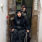Mahshid Khosravi Instagram - و سارا جانم که دلش میخواست بیاد دیدن یکی از موردها و کلی راه رانندگی کرد تا ما رو رسوند خونه مورد و هیچ چیزی اندازه ی حل شدن مشکل موردها من و تو این دنیا خوشحال نمیکنه 🥹 سارا جانم همیشه همین قدر قوی و خوش قلب و زیبا بمون عزیز دل ❤️ مرسی از حسین عزیز که کلی زحمت کشید دمتون گرم بچه ها 🙏🫀 این مورد با سی تومن که نمیتونه خونه بگیره چند نفری تو بازار بهش گفتن سی تومن از خودش بیاره تو تهران براشون خونه اجاره میکنن بعد از جا به جایی خونه، هم برای مادر و هم پدر یکی یه دست دندون هم گذاشته میشه خداروشکر دمتون گرم مرسی که برای حل کردن مشکل بقیه کنار هم هستیم 🙏❤️