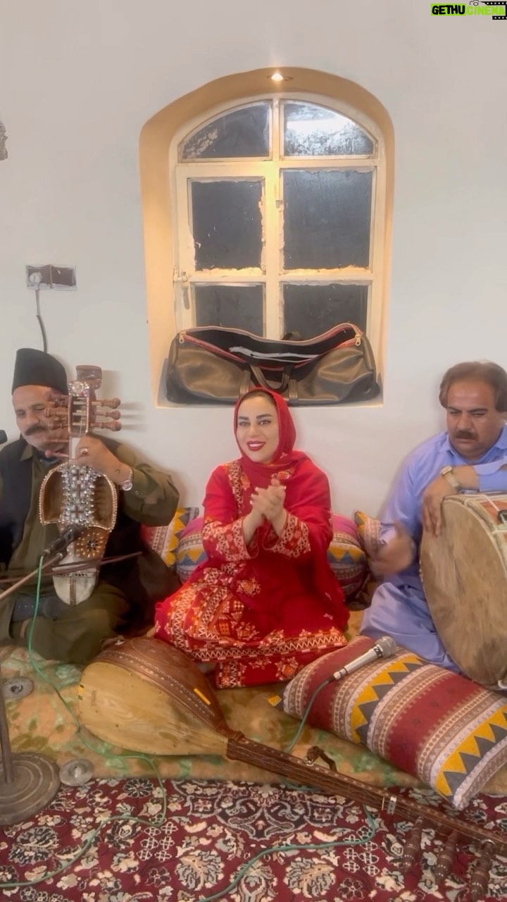 Mahshid Khosravi Instagram - نیمه شعبان ما در کنار مردم مهربان و مهمان نواز و خونگرم به ویژه خانواده عزیز ریگی در شهر زابل گذشت خداروشکر 😍 ممنونم از دعوتشون ، کلی در کنارشون به ما خوش گذشت ❤️ انشالله سفرهای بعدی و کارهای بزرگتر ✌️