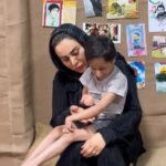 Mahshid Khosravi Instagram - این پست استوری میشه لطفا سهم خودتونو برای حل مشکلات رها جانم تو باکس استوری بنویسید بدن رها نیاز به کاردرمانی داره چون بدن بچه همین جوری بمونه خشک میشه بهترین کمک معرفی خیریه و موردها به دوست و اقوام و فامیل های خودتونه ممنون میشم برای بقیه بفرستید خدا خیرتون بده