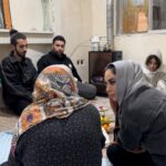 Mahshid Khosravi Instagram - 💡 برای چراغ خانه همسایه ات نور آرزو کن بی شک حوالی خانه خودت روشن خواهد شد به پیشنهاد اشکان روز مادر بدو بدو رفتیم دیدن مادر با اینکه بیست دقیقه بعد اجرا داشتن 🤦‍♀️ اشکان خیلی خونسرد کنار ما بود و به موقع هم رسید به اجرا فقط به خاطر اینکه مادر اون روز تنها نمونه و دلش شاد باشه اشکان اصرار داشت که حتما بریم دیدنش 🥹 پسرش تا شش ماه بعد هم باید کمپ باشه چون وضعیت خوبی نداره و فعلا کار داره تا بهبودی فقط دعا کنید خدا به مادر صبر بده بتونه این روزها رو راحت تر بگذرونه چون خیلی بیتابه 😔 مادر خیلی وقت بود بدون برق و آب گرم زندگی میکرد چون هرچی سیم برق و وسیله آبگرمکن بوده پسرش به خاطر خرید مواد فروخته بود برای مادر حامی ماهانه گرفته میشه که دیگه مادر پلاستیک و کارتن و لباس دست دوم همسایه ها رو نبره بفروشه تقریبا دیگه مشکل خاصی نیست تا پسرش بیاد و یه جا مشغول به کار بشه انشالله ❤️🙏 اشکان ، متین، رومینا، حسین، نیلوفر ، فردین دمتون گرم بچه ها مادر و خیلی خوشحال کردین 🥹