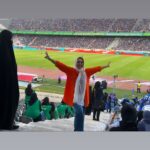 Mahshid Khosravi Instagram - 👇 استقلالی ها قلب آبی 💙 پرسپولیسی ها قلب قرمز ❤️ بقیه هم نارنجی 🧡🤪 من فوتبالی نیستم هیچی ام از فوتبال بلد نیستم فقط از خوشحالی گریه ام میگرفت از اینکه دخترا تو استادیوم بودن خدایی خیلی خانوم و باشخصیت نشسته بودیم منقلب هم نشدیم😂 با مانتو نارنجی رفتم قاطی استقلالی ها بازی استقلال_مس کرمان خدا رحم کرد کتک ام نزدن 😂 #استادیوم_آزادی #استادیوم_حق_بانوان_ایرانیست