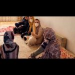 Mahshid Khosravi Instagram - 🧡 بچه ها نیاز به حامی دارند چهار خواهر و برادر مبتلا به بیماری پروانه ای ، بیماری که نه واگیر داره نه خطر فقط درد داره و هزینه ، درد بچه ها فقط این نیست متاسفانه هرکسی قبول نمیکنه به این بچه ها کار بده و مجبورن مدام تو خونه باشن و هرروز حال روحیشون بدتر میشه و همین باعث میشه شرایط جسمیشونم روز به روز بدتر بشه جهت کمک به این خانواده به پیج خیریه فرشته های بهشتی مراجعه کنید خیر همگی قبول @mahshidkhosravii