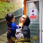 Mahshid Khosravi Instagram - ✔ هر خیریه ای وظیفه داره بابت کمک رسانی ها گزارش بده به خیرین و شفاف سازی داشته باشه این تصاویر بابت اطمینان خاطر شما عزیزان گرفته شده تصویر اول دختر خانمی به اسم پریسا که از همون شب اول شماره تماس خاموش به من داد خیلی از موردها خودشون تمایلی به تغییر روند زندگیشون ندارن چون از راه بدتری پول بیشتری به دست میارن و به اون راه بد راضی هستن هرکسی خودش مسئول زندگی خودشه و من بیشتر از این اجازه دخالت تو زندگی هیچ کسی رو ندارم شما تصور کنید هرشب چند نفر با پیشنهادهای کثیفشون ممکنه پریسا و امثال پریسا رو بدبخت کنن؟اینکه یه دختر اون وقت شب به بهانه فروش گل تو خیابون ها پرسه بزنه به نظرم اشتباهه چون میتونه از راه های بهتری با کمک گرفتن از خیریه ها یا یه کار مناسب تری زندگی رو بگذرونه یا مثلا بارها مواردی بوده که ما با زحمت برای ترک فرستادیم کمپ ولی بعد از کمپ وقتی دوباره به خانواده برمیگردن روز دوم از خونه فرار میکنن هرکسی اول از همه خودش باید به خودش کمک کنه ...