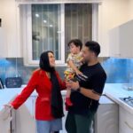Mahshid Khosravi Instagram - دقیقا همون چند روزی که من رفتم شمال و اشکان به خاطر اجرای تئاتر نتونست همراه ما بیاد ، خونه رو خودش پیدا کرد و خودش اسباب کشی کرد و جا به جا شدیم ولی خوب من زود از سفر برگشتم و مجبور شد من و‌ببره هتل سرگرمم‌ کنه تا وسایل و ببرن خونه جدید 🤣 چون به خاطر صبحونه هتل از شب قبلش زیاد میریم عادی بود برام ولی خوب شک کرده بودم داره اسباب کشی میکنه 😁 تنها کسی که بلده حال من و خوب کنه تویی اشکان یکی مثل تو رو برای همه ی دخترا آرزو میکنم 🧡 بچه ها عابدینی، معصومه، مهدی ، هدیه، یاسمن، ذوالفقاری،شقایق همه چند شب تا سه و چهار صبح بیدار میموندن و فقط وسایل بسته بندی میکردن منم شمال بودم 😐 الهی من فدای تک تکتون بشم الهی که همتون خوشبخت بشین مرسی که انقدر خوبین ❤️ اشکانم بمونی برام تا ابد 🧿 @ashkan.darvishi هدیه جانم مرسی بابت تمام فیلم هایی که گرفتی