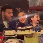 Mahshid Khosravi Instagram - شش ماه از عروسیمون گذاشته بود و من و‌ اشکان هلاک بچه من شش تا بچه میخواستم و‌ اشکان هفت تا 😐 تا اینکه دوازده مهر سال نود و نه نیکان به دنیا اومد و تازه فهمیدیم چه غلطی کردیم 🤣 فکر کن باید دو ساعت یه دفعه بیدار میشدم و به بچه شیر میدادم ساعت یک نصف شب ،سه نصف شب ، پنج صبح همین جوری دو ساعت یه بار 🤦‍♀️ اونم من که بی خوابی و گرسنگی دیوونه ام‌ میکنه 😐 این سه سال واقعا با عذاب گذشت با تمام شیرینی هاش 🙂 واقعیت اینه که من فکرشم نمیکردم بچه داری انقدر سخت باشه اگر مادرم و‌ مادرشوهرم نبودن تا الان سر به بیابون گذاشته بودم 🤦‍♀️ چون هم من هم اشکان هردو عاشق شغلمون هستیم و خیلی درگیریم و بچه واقعا مادری میخواد که خانه دار باشه به هرحال تو این سه سال پدرمون دراومد 🤣 اینا ناشکری نیست درد و دل یه مادره که خیلی خسته است فقط همین 😍 وگرنه روزی هزار بار به جون خودش خداروشکر میکنم که نیکان بچه من و‌ اشکانه 🧡 فقط میگم بچه داری خیلی سخته همین 🥹 فقط خداروشکر که دومی سقط شد چون اصلا الان وقتش نبود 🤦‍♀️ تو مهمونی های فامیلی همیشه سرگرم کردن بچه ها با من بود ولی بچه مردم شیرینه چون چندساعت بازی میکنی بچه میره خونه اش ولی بچه خودت همیشه هست 😁 خلاصه این که دردت به جونم مادر خداروشکر که هستی تا من و اشکان و حرص بدی مطمئنم تا زنده ام هرروز بیشتر از دیروز حرصم میدی چون میگن بچه هرچی بزرگتر میشه اذیت هاشم بیشتر میشه 😁 تولدت مبارک زندگیم 😍