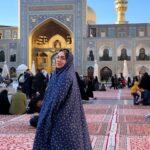Mahshid Khosravi Instagram - وقتی چهارصبح اشکان میگه پاشو یه کیف کوچیک جمع کن بلیط مشهد گرفتم 🥺 واقعا اون لحظه عصبی شدم چون نیکان تازه سه صبح به زور خوابیده بود و‌ خیلی خوابم میومد گفتم بلیط و پس بده من نمیام چرا به من زودتر نگفتی 😐 پنج صبح هم بنده خدا مادر پدر اشکان اومدن خونه ما پیش نیکان به اشکان گفتم الان زیارت ما درسته مامان بابات و اذیت کردی نصف شبی که ما بریم مشهد!! وقتی مادر اشکان با لبخند اومد تو خونمون گفت وقتی بطلبه همینه بابای اشکان هم خیلی خوشرو گفت سلام ما رو به امام رضا برسون مثل همیشه مطمئن شدم که خدا دو تا فرشته مثل مادر و پدر خودم بهم داده دیگه قسمت بود یک روزه بریم زیارت ❤️ #امام_رضا #مشهد