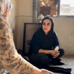 Mahshid Khosravi Instagram - به حال مادری فکر کن که تا الان عصر به بعد تو تاریکی بوده تا فردا صبح که هوا روشن بشه رو زمین یخ میخوابیده و حتی یه رختخواب هم نداشته با حلب روغن آب گرم میکرده که بتونه بره حموم و تو حموم ظرف میشسته تو خونه ای هست که برادرشوهراش مدام میگن از اینجا برو پسرش شیشه مصرف میکرده و از خونه بیرونش میکرده مجبور بوده بره خونه همسایه هاش پسرش هرچی سیم برق و وسیله از آبگرمکن بوده به خاطر خرید مواد فروخته و الان به لطف یکی از همسایه ها رفته کمپ و الان مادر بیتاب بچشه الهی که هرچه زودتر روزهای ترک و بگذرونه و بیاد تا ببریمش برای دوره های ترک و انشالله یه کار پیدا کنه سرگرم بشه مادر لباس های دست دوم همسایه ها و پلاستیک کارتن میفروشه تا بتونه شکمشو سیر کنه و پول آب و برق بده یخچالش خرابه که گفتن باید ترموستاتش تعویض بشه آبگرمکن درست شد و الان مادر دیگه آب گرم داره فردا سینک ظرفشویی و کابینت هم میرسه اشکان و‌مادر اشکان از صبح تا غروب نیکان و نگه داشتن تا من بتونم کارهای این مادر و انجام بدم علی نعمتی هم کلی زحمت کشید و برق خونه و زنگ خونه و پله ای که لق بود و ترمستوتات یخچال و تعمیر تلویزیون به لطف آقای کریمی و همکارشون انجام شد خودمم تو خونه گاز پنج شعله دارم میفرستم براشون به لطف یکی از خیرین هم تشک و پتو و بالشت و خوراکی اومد درب منزل مادر کارهایی که الان لازمه انجام بشه عوض کردن خونه مادر ، حامی گرفتن به صورت ماهانه و ثابت برای مادر که دیگه نخواد تو سرما و گرما کار کنه دوره های بعد از ترک برای پسرشون و پیدا کردن یه کار مناسب ❤️‍🩹از الان تا فردا ساعت ۷ فرصت هست برای کمک به این مادر 🧡ممنون میشم سهم خودتونو تو باکس استوری مربوط به این پست بنویسید و ممنون میشم این پست برای بقیه بفرستید مخصوصا برای بچه هاتون 🫀 موسسه خیریه فرشته های بهشتی شماره کارت:6274121940051659 شماره حساب:15085062122481 شبا:IR100550015085006212248001 📍 نیازی به رسید واریزی نیست فقط تو باکس استوری لطفا مبلغی که تمایل دارید کمک کنید و بنویسید تا جمع بزنم مثل همیشه مبلغ مهم نیست نیت مهمه به نیت تمام مادرانی که دیگه بین ما نیستن روحشون شاد روز مادر و روز زن رو به تمام شیر زنان ایرانی تبریک میگم دست بوستون مهشید ❤️