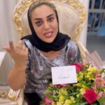 Mahshid Khosravi Instagram - امشب شب تولدمه و اومدم به زور ازتون کادو تولد بگیرم این پست استوری میشه داخل باکس اگر دوست داشتین بنویسید چقدر کادو بهم میدین جمع میزنم هرچقدر شد برای ابراهیم تو بانک حساب باز میکنم که بمونه سرمایه بشه برای آینده اش شماره حساب خیریه بالای پیج هست عشقا دمتون گرم ابراهیم از شاگردای اشکانه و از بچگی با ما بوده و هست ❤️ #بیست_چهار_مرداد