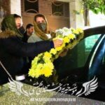 Mahshid Khosravi Instagram - امیدوارم با این ماشین بتونیم کار خیلی ها رو راه بندازیم چند روز پیش سر لوکیشن فیلمبرداری بودیم که یه آقایی به چند نفر رو زد برای ماشین عروس ولی هیچ کسی قبول نکرد بهشون ماشین بده که دیگه قسمت شد با ماشین خیریه بریم دنبال عروس خانوم 👰🤵 کلی هم ذوق کردن ☺ به نظر شما این ماشین دفعه بعد دنبال کی میره؟ ممنونم از بانو فریبا کوثری سفیر خیریه فرشته های بهشتی که همراه عروس و داماد بودن ♥️ @faribakousari @ashkan.darvishi فیلمبرداری و تدوین @erfn.mohammadi