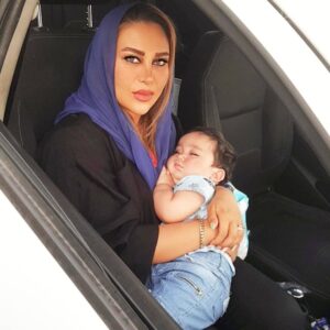 Mahshid Khosravi Instagram - .
حتی  اگر نبودم تو باش
تو باش پسرم، نه تنها باش بلکه خوب باش
مرد باش،مفید باش، افتخار من باش
تو بهترین باش ، بهترین
من اگر نبودم که یادت دهم ، تو خود یاد بگیر منتظر تعلیم نمان
منتظر نباش تا کسی خوب بودن را به تو دیکته کند
اگر نبودم بگذار با خیال راحت نباشم، بگذار با آرامش نباشم
حتی اگر بودم هم تو اینگونه باش
بهترين باش
بهترين