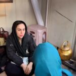 Mahshid Khosravi Instagram - میتونی یک سال تو مسجد و کوچه و گرمخونه زندگی کنی؟ خواهش میکنم به خاطر این بچه هرچقدر در توانتونه کمک کنید تا بتونن زودتر یه خونه اجاره کنن این پست استوری میشه لطفا سهم خودتونو تو باکس استوری مربوط به این مورد فقط بنویسید نیازی به ارسال رسید نیست دمتون گرم خدا خیرتون بده