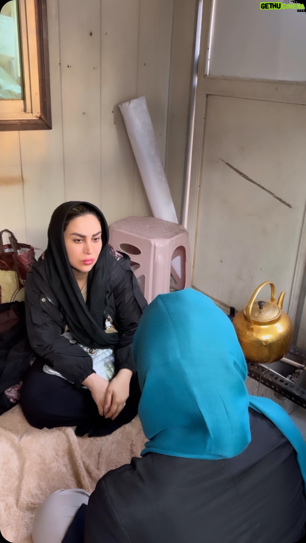 Mahshid Khosravi Instagram - میتونی یک سال تو مسجد و کوچه و گرمخونه زندگی کنی؟ خواهش میکنم به خاطر این بچه هرچقدر در توانتونه کمک کنید تا بتونن زودتر یه خونه اجاره کنن این پست استوری میشه لطفا سهم خودتونو تو باکس استوری مربوط به این مورد فقط بنویسید نیازی به ارسال رسید نیست دمتون گرم خدا خیرتون بده