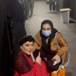 Mahshid Khosravi Instagram - کاش بهاره انقدر تو نقشت فرو نمیرفتی 🤣 به قرآن اولش ترسیدم 🤣 بهاره جانم در نقش یاقوت 😍 @b.rahnama اولش متوجه نشدم خدارتی داره فیلم میگیره 🤦‍♀️ @hossein_khedarati