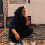 Mahshid Khosravi Instagram - 👇 زندگی تو یه خونه ی هجده متری ممنون میشم این فیلم و تا آخر ببینی و‌ برای بقیه هم بفرستی ❤️🙏 چند تا مشکل برای این مورد وجود داره که باید حل بشه اول از همه باید از مادر تست اعتیاد بگیریم زخم روی پا به هیچ عنوان از تصادف نمیتونه باشه و شک من فقط فعلا میره رو قاشق داغ چرا قاشق؟ چون حس میکنم مادر یه زمانی شاید هروئین میکشیده قاشق داغ بوده موقع کشیدن وقتی تو این دنیا نبوده چسبیده به پاش این فعلا تا اینجا برای پدر بچه ها که سه ساله کارتن خواب شده شاید نشه کاری انجام داد جز کمپ اجباری که با اجبار کاری پیش نمیره! پسر بزرگ این خانواده از کلاس خصوصی های خیریه در هفته استفاده میکنه و ترسش از معتادا و زندگی کردن تو محیطی که کلی ازش میترسه بیشتر از همه من و اذیت میکنه و چهار میلیون بیشتر پول پیش ندارن و صاحبخونه جوابشون کرده دلم میخواد بچه ها رو ببرم یه جای امن 😔 لباسشویی برای مادر واجبه که تو حیاط تو سرما لباس نشوره با کاری که مادر تو شونزده سالگی کرده باید براش جلسات مشاوره بزارم با مشاور تا همه ی زندگیش کم‌ کم درست بشه دست فروشی مادر با دو تا بچه کوچیک و اذیت شدن دو تا بچه ها به شدت من و اذیت میکنه که باید یه فکری بکنم حل کردن کل زندگی یک مورد واقعا سخته و من بعد خدا همه ی امیدم به شماهاس و‌ فکر میکنم کنار هم بتونیم تا حدودی کمکشون کنیم ❤️