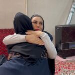 Mahshid Khosravi Instagram - 👇 پریسا بعد خدا همه ی امیدش به من و‌ شماس تروخدا نا امیدش نکنید تا دوسال هر شش هفت هفته یک بار باید چند تا آمپول به گردن و زبونش بزنن هزینه هر آمپول هم نزدیک دوازده میلیونه چند وقت یکبار باید فیلم پریسا رو براتون بزارم تا یادآوری کنم بهتون بابت هزینه آمپول هاش این پست و استوری میکنم لطفا تو باکس استوری مربوط به پریسا سهم خودتونو بنویسید تروخدا حتی شده پنج هزار تومن 🙏 خودتو بزار جای این دختر دوست نداری کل دنیا از مشکلت با خبر بشن و کمکت کنن ؟ 🔴ممنون میشم این فیلم و برای هرکسی که فکر میکنید میتونه کمک کنه بفرستین 🙏🧡 ✅ موسسه خیریه فرشته های بهشتی شماره کارت:6274121940051659 شماره حساب:15085062122481 شبا:IR100550015085006212248001 🧡