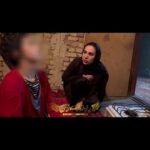 Mahshid Khosravi Instagram - 👇 ❌برای این مورد نیازی به کمک مالی نیست ❌ کاری به پدر مهسا ندارم که اعتیاد داره و از بچگی تا الان مهسا رو با هر شرایطی نگه داشته کاری به مادرش هم ندارم که ازدواج مجدد کرده و میخواد با شوهر دادن مهسا از وام ازدواج این بچه استفاده کنه فقط کار به برادرش دارم که با وجود زن و بچه برای مهسا سنگ تموم گذاشته و هرکاری از دستش برمیومده برای مهسا تا الان انجام داده و چقدر آدم محترم و شریفی بود من یکی که دست بوسش ام مهسا با وجود شرایطی که داره صبح تا شب خونه تنهاس و این تنهایی داره اذیتش میکنه چند روز پیش هم خودکشی کرده بود که خدا رحم کرد دیدین تو فیلم سه روز مراقبش و ندیده بود کلی گریه کرد ✅کارهای اداری مهسا برای انتقال به بهزیستی در حال انجامه و هرچه سریعتر مهسا میره پیش هم سن و سال های خودش برادرش هم همیشه پشت مهسا هست