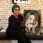Mahshid Khosravi Instagram - 👇 فقط آخرش 🤣 ببخشید ولی لازم بود بگم ....موبایل و گذاشتم تو کشو لا به لای اسباب بازی های نیکان که وایسه و شروع کردم به حرف زدن 😬 🧨 کلاس های رایگان خیریه فرشته های بهشتی تا به اینجا 👇 کلاس رزین، داستان نویسی، ادمین و آنلاین شاپ، تولید محتوا، طراحی وب سایت ، کاشت مژه ، کاشت ناخن، عکاسی، ورزش، احیا مو و کراتین، کوتاهی مو، بافت مو، شینیون مو، میکروبلیدینگ ابرو، میکروبلیدینگ چشم و لب، میکاپ و گریم صورت، رنگ و لایت، فیشیال پوست، زبان انگلیسی، زبان ترکی استانبولی، زبان آلمانی، زبان فرانسه، خوشنویسی، بازیگری مقدماتی ، دوره آموزشی کودکان شامل استعداد یابی و اعتماد به نفس و .... ، دوره تربیت و نکات پزشکی اطفال با پزشک مختصص اطفال از امریکا، دوره آموزشی بزرگسالان، کارگاه ترک اعتیاد و مشاوره با خانواده هایی که فرد معتاد در خانه دارند ، خونگیری و تزریقات، دوربین مداربسته و دزدگیر، برق ساختمان، شیرینی پزی و کیک پزی، درد و دل _از صفر تا صد با مشاوره همسرم آقای درویشی ، تریکو بافی، عروسک بافی، گلدوزی، بانچ دوزی، مکرومه بافی، سفره آرایی، گل آرایی، ژله تزریقی، خیاطی، سنگ مصنوعی ، شمع،پتینه کاری دیوار، کار با خمیر، فینگرفود، بادکنک آرایی، جواهر دوزی، دوخت سرویس آشپزخانه، آرایشگری مردانه، منشی صحنه، آموزش های لازم جهت زایمان طبیعی و راحت .... انشالله به زودی کلی مدرس و کلی کلاس دیگه هم اضافه میشه 😍 ✅لینک کانال اصلی هایلایت شده تو هر کانال و کلاسی که دوست داری وارد شو🫀