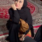 Mahshid Khosravi Instagram - ❌ لطفا به نیت این موردها مبلغی واریز نکنید کمکی جمع نمیشه هرزمان لازم شد تک تک معرفی میکنم و حامی میگیرم براشون 🙏 بارها گفتم از ترس سرپناه نداشتن از ترس حرف خانواده و مردم تو خیابون چادر بزن ولی با یه حیوون زندگی نکن از ترس اینکه بقیه نگن چرا تا الان ازدواج نکردی با هر حیوونی زیر یه سقف نرو اگر خانواده ای نداری که پشتت باشن اول مستقل شو بعد با شناخت کافی ازدواج کن هیچ وقت برای متاهل شدن دیر نیست مثل آدم زندگی کردن مهمه دخترای ما باید انقدر پیشرفت کنن که پسرا براشون صف بکشن نه اینکه هرکی بهشون سلام کرد نقشه بکشن و آویزون طرف بشن تا بیاد خواستگاری! برای خودمون بچه ای که ما به این دنیا آوردیمش ارزش قائل باشیم اگه با مشاوره زندگیت درست نمیشه جدا شو و نزار بچه ات سردی بین تو و شوهرتو ببینه چون تو هرروز داری به مغز و اعصاب بچه ات ضربه میزنی بچه ات و به دندون بگیر قوی باش زندگی خودت و بچه هاتو تنهایی بساز از هیچ چیزی هم نترس وقتی مثل آدم زندگی کنی خدا هم هواتو داره ✌️ خیلی وقتا هم مقصر دعواها و تنش ها خودتی رو خودت کار کن اخلاقتو درست کن این مرد نه صدتا مرد دیگه هم که باشه با این اخلاق گند تو باهات زندگی نمیکنه دو طرف باید خودشونو اصلاح کنن تا زندگی درست بشه . تو در مقابل بچه ای که به دنیا آوردی مسئولی حامله شدن و زاییدن راحته بچه رو به شکل احسنت بزرگ کنی سخته .