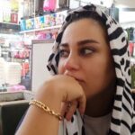 Mahshid Khosravi Instagram - . از طرف اشکان👇 امشب شب تولدته و این فیلم مربوط به اشک های مهشید بعد از نفرین و توهینی بود که یه نفر براش کامنت گذاشته بود 😔 امشب اتفاقا بجای عکس لبخند زیبات دقیقا میخوام یکم از حقیقت زندگیتو برای بقیه بازگو کنم و چند خطی درد و دل کنم و حرف دل بزنم😔 کاملا معلومه مهشید برای آبمیوه گریه نمیکنه و منم دارم با این فیلم گرفتن و این حرفا تلاش میکنم حالشو خوب کنم و ذهنشو پرت کنم😔 امشب میخوام اعتراف کنم و بگم مهشید فرشته ترین انسانیه که من‌میشناسم و هرباری که نمیتونه به آدمها کمک کنه و کاری ازش بر نمیاد همینقدر بهم میریزه ؛ با اینکه فکرمیکنید که مهشید دورش خیلی شلوغه اما تنها ترین آدم روی زمینه و همه ی دنیاش و دلخوشیش شاد کردن دل آدمهاست؛ امشب شب تولدشه اما میخوام بهش بگم من از طرف آدما ازت عذرخواهی مکینم که دلت رو میشکنن و تو بعضی وقتا جوابگوی حل کردن همه مشکلاتشون نیستی😔 ببخش که تو رئیس جمهور نیستی و نمیتونی پاسخگوی همه باشی😔 ببخش که تو دولتی و ارگانی نیستی و بودجه ی کلان نداری که هربار بخوای یه گوشه مملکتو درست کنی😔 ببخش که چندسال پیش یه روزی یه بازپرسی توی دادگاه بهت گفت گزارش دادن نرگس کلباسی و علی دایی و مهشید خسروی با کمک های مردمی میخوان ثابت کنن دولت بی کفایته و دلتو شکوند اما نمیدونست خدا بشدت کافیه و عزت و ذلت دست خداست😔 ببخش که با اینکه بارها دل شاد کردی اما همین دیروز توی همین دنیای بی ارزش مجازی یه نیازمند چون نتونستی جوابی برای مشکلش داشته باشی کامنت واست گذاشت و نیکان رو نفرین کرد و تو چند ساعت فقط هق هق‌گریه کردی و اشک ریختی و تهش به من اروم‌گفتی بچم چه گناهی داره😔 من معذرت میخوام که هر‌روز بارها بخاطر اینکه نمیتونی برای همه مشکلات مردم جوابی داشته باشی ناراحت میشی و بغض میکنی چون دغدغه مردم رو داری😔 ببخش که چون پاکی و از پول مردم سی درصد برای خیریه برنمیداری و با پول مردم دفترخیریه اجاره نکردی الان یک ساله که با سادگی تمام منتظری تا مسئولین بهزیستی به قولشون عمل کنن و یه دفتر و مرکز بهت واگذار کنن اما خبر نداری که چون پاکی و اهل زد و بند و پارتی بازی نیستی باید همیشه منتظرباشی😔 ببخش که خیلی وقتا دلت میشکنه و نمیتونم کاری برات کنم😔 امشب که شب تولدته از خدا میخوام به بزرگترین آرزوت که کارآفرینی برای سرپرست های خانوار هست برسی و یه روزی حال دلت خوب باشه که دل ادمها شاد شده و میدونم که کلی فکربزرگ تو سرته و تو همین شب های عزیز از خدا میخوام به حق امام حسین به آرزوی دلت برسی و همیشه حال دلت خوب باشه فرشته جانم ✋ تولدت مبارک مادر نیکان👑🎂