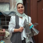 Mahshid Khosravi Instagram - مخصوصا از چرخ گوشت استفاده نکردم که کسی بیکار نشینه همه مشغول باشن 😁 دست بوس همتونم پنج شنبه سومین شب قدر افطاری دلمه داریم بعد از پخت و بسته بندی همه برای مراسم احیا میریم بهشت زهرا مزار شهدا هرکسی دوست داره با ما بیاد هشت شب خیریه باشه شماره تماس و آدرس و لوکیشن و همه چی تو سایت موجوده لینک سایت بالای پیج 👆 عاشقتونم مرسی که هستین 🧡