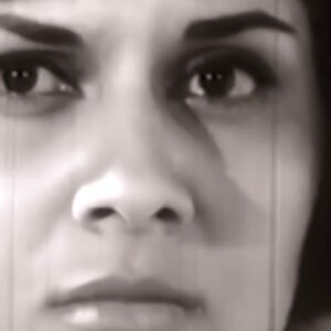 Mahtab Nasirpour Instagram - در ۱۴ آذر ۱۳۴۹، آذر شیوا هنرپیشه ی سینما در اعتراض به وضعیت فرهنگی و ساختاری سینمای ایران، در مقابل دانشگاه اقدام به” آدامس فروشی” کرد. در عرض چند روز تمام اهالی سینمای آن روزگار در مقابل این اعتراض قد علم کردند؛ از تهیه‌کنندگان تا کارگردانان و بازیگران، و آن را اقدامی نمایشی و برای جلب توجه بیشتر نامیدند. پس از این اعتراض آذر شیوا دیگر در هیچ فیلمی بازی نکرد. در پنجاه و سومین سالگرد این اعتراض، نماهنگ “کجای پاییزی؟” تقدیم می‌شود به زنان بازیگر سینمای ایران؛ از روح انگیز سامی نژاد  تا امروز .‌..

#آذر_شیوا
#آذرشیوا
#اشکان_خطیبی
#امیر_عظیمی
#محمد_رحمانیان
#سینمای_ایران
#زنان_سینما
#سینماگران_زن
#سپهر_وکیلی
#مهتاب_نصیرپور 
#سلطان_قلبها

@ashkan
@amir_azimi
@sepehrvakili