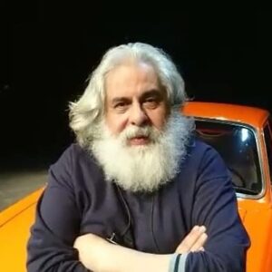Mahtab Nasirpour Instagram - اينكه مديركل جديد هنرهاى نمايشى نخستين پيامش را با شعرى يگانه از شاعرى بزرگ كه تمامى عمرش را با سانسور جنگيد آغاز مى كند ميتواند نويد خوبى براى جامعه ى تئاترى ايران باشد كه دور باد تيغ جزم انديشى از نمايش و نمايشنامه نويسى ايران...ما هم با شما و شاملوى بزرگ هم سخنيم آقاى آشنا كه؛  وطن كجاست كه آواز آشناى تو چنين دور مى نمايد؟ /  خطابه ى آسان،در اميد / احمد شاملو... #محمد_رحمانیان
@teatrbazhaa
