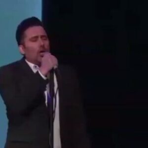 Mahtab Nasirpour Instagram - وطنم شوکت و شکوه تو را کوه های بلند کافی نیست ... 
نوجوانان شهر و آبادى/ همه دنبال لقمه اى شادى/ حرفشان چيست؛ عشق،آزادى/ اين بگير و ببند كافى نيست؟

نكند از تو دورشان بكنند/ شرمسار حضورشان بكنند/ يا بگيرند كورشان بكنند/ لطفعلى خان زند كافى نيست!؟....

✅ اجرای ترانه وطنم سروده «استادمحمد سلمانی» و موسیقی علیرضا افکاری با اجرای «نیما مسیحا» و پیانوی رضا تاجبخش.

@nimamasihamusicofficial 
@alirezaafkari.officialpage

#مهتاب_نصیرپور 
#وطنم
#ایران
#iran
#استاد_محمد_سلمانی
#علیرضا_افکاری
#نیما_مسیحا
#رضا_تاجبخش
#اعدام_نکنید