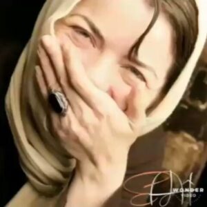 Mahtab Nasirpour Instagram - رودها در جاری شدن
و علف ها در سبز شدن معنی پیدا می کنند
کوه ها با قله ها
و دریاها با موجها زندگی پیدا می کنند
وانسان ها
همه ي انسان ها
با عشق، فقط با #عشق

پس بار خدایا بر من رحم کن
بر من که می دانم ناتوانم رحم کن
باشد که خانه ای نداشته باشم
باشد که لباس فاخری بر تن نداشته باشم
اما نباشد، هرگز نباشد
که در قلبم عشق نباشد، هرگز نباشد

@mahtabnasirpour.publicpage
@mahtabnasirpour.school
@bazigari_amozesh

#مهتاب_نصیرپور