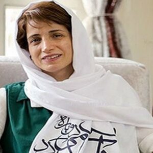 Mahtab Nasirpour Instagram - برای #نسرین_ستوده: 
با بهانه و بی بهانه،  از تو یاد میکنم. امشب.، امشب که طولانی ترین شب سال را به انتظار خورشید فردا ، با هم سپری میکنیم و می دانیم که تاریکی رفتنی است. 
که روزهای امید و آرزو در راهند. 
که سرانجام خورشید خواهد تابید و این زمین سرد و یخ زده را بارور خواهد کرد.
از تو یاد میکنم که آزاده ای و در بند.
از تو و همراهان تو.
با یاد شما و آرزوی آزادی و دیدارتان با حافظ خلوتی میکنم و او میگوید:
 رسید مژده که ایام غم نخواهد ماند - چنان نماند و چنین نیز هم نخواهد ماند
من ارچه در نظر یار خاکسار شدم - رقیب نیز چنین محترم نخواهد ماند ...

#نسرین_ستوده
#زندانی
#زندان
#آزادی
#شب_یلدا
#مهتاب_نصیرپور
#نسرین_ستوده_را_آزاد_کنید 
#نسرین_ستوده_تنها_نیست