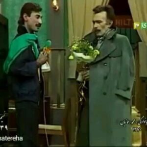 Mahtab Nasirpour Instagram - سال هزار و سیصد و شصت و نه. "واریته ی آمریکایی" یا همان " آلبوم خانوادگی" . 
اولین تجربه ی تصویری من. بازیگری بی تجربه و بی اعتماد به نفس و به شدت ترسو. و همبازی شدن با شما، آقای پرویز پورحسینی. پیش تر بازی شما در نمایش تلویزیونی "دکتر فاستوس" و "معمای ماهیار معمار" را دیده بودم و آنقدر از این فرصت پیش آمده گیج و هول و شگفت زده بودم که تقریبا هیچ خاطره ای از آن همکاری به یادم نمانده، جز خود شما. شما با همه ی مهربانی و آقا منشی و بزرگواریتان.
بعدها در هر فرصت دوباره من فقط تلاش می کردم تا از شما عقب نمانم.
ممنونم آقای پورحسینی. همبازی شدن با شما و دیگرانی چون شما باعث شد الگویی داشته باشم و استوار قدم بردارم. الگویی عزیز و گرانقدر و همیشگی.
آقای پورحسینی عزیز قطعه ای از "واریته ی آمریکایی" را مرور میکنم و برخود می بالم. تصویر شما و آقای احمد آقالو را تماشا میکنم و باور دارم که چقدر من خوشبخت بودم.
و فقط ... کاش این را زودتر به شما گفته بودم.

@poorang_p
@mahtabnasirpour.publicpage
@mahtab.nasirpour
@mahtabnasirpour.school
@bazigari_amozesh

#پرویز_پورحسینی
#احمد_آقالو
#همکار
#بازیگر
#کرونا
#کرونا_ویروس
#بازیگری
#سینما
#تاتر
#تئاتر
#نمایش
#محمد_رحمانیان
#بازيگران_ايراني #بازیگران #بازيگري #بازيگر #هنرپيشه #هنرپیشگان #هنر #هنری #هنري #کلاس #سينما #پلاتو  #سینمایی_ایرانی  #اخبار #بازيگر