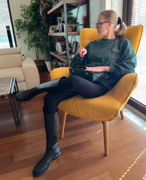 Mahulena Bočanová Instagram - Jaro se nám ještě trochu toulá,poslední chvíle se můžeme chumlat do svetrů,kabátů a bundiček za hubičku!❤️kod:🍀Mahu25🍀platí 10-11.3.a nakupujeme samozřejmě na @bezvasport ❤️Nebojte se barev a doplňků!Krásné nákupy ženy! www.bezvasport.cz ❤️