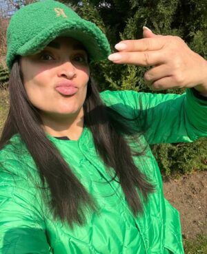 Mahulena Bočanová Instagram - Jaro se nám ještě trochu toulá,poslední chvíle se můžeme chumlat do svetrů,kabátů a bundiček za hubičku!❤️kod:🍀Mahu25🍀platí 10-11.3.a nakupujeme samozřejmě na @bezvasport ❤️Nebojte se barev a doplňků!Krásné nákupy ženy! www.bezvasport.cz ❤️