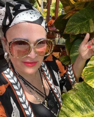 Mahulena Bočanová Instagram - Moje už letní nákupy na @bezvasport (kdy jsem do focení namotala i moje kamarádky z Tenerife) @diana_tenerife  @spackova ❤️Kroutily se,ale daly to!:)❤️Miluju nákupy za hubičku,nemám potřebu se za každou cenu “označkovávat značkama”:)Značky jsme “MY”samy o sobě dámy!!!Pusy od moře!Kod:Mahu25 platí na vše od 16.4.-18.4.!❤️(ty mašle v hlavě jsou pásky od těch kimon:)Pa!💋 www.bezvasport.cz