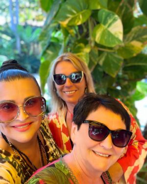 Mahulena Bočanová Instagram - Moje už letní nákupy na @bezvasport (kdy jsem do focení namotala i moje kamarádky z Tenerife) @diana_tenerife  @spackova ❤️Kroutily se,ale daly to!:)❤️Miluju nákupy za hubičku,nemám potřebu se za každou cenu “označkovávat značkama”:)Značky jsme “MY”samy o sobě dámy!!!Pusy od moře!Kod:Mahu25 platí na vše od 16.4.-18.4.!❤️(ty mašle v hlavě jsou pásky od těch kimon:)Pa!💋 www.bezvasport.cz