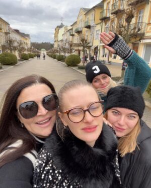 Mahulena Bočanová Instagram - Šťěstí u rodiny ve Frantovkách❤️ @iris_bocanova @vendybocanova @cau_adris @herzova_ ❤️