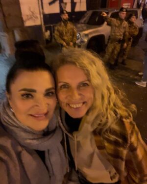 Mahulena Bočanová Instagram - Jsem totálně marná v technologiích,kamarádka zařídila letenky a dvoje super ubytování téměř zadarmo u lidí doma.Ani letenku mi do ruky nestrčili,vše měla v mobilu(pro mě děs a hrůza)🤣Letěly jsme bez kufru a VIP salonku a fast trecku a Marinky🤣Novum,ale super!🤣👍🏼Brzy dáme repete!Teď měsíc hladovka!🤣