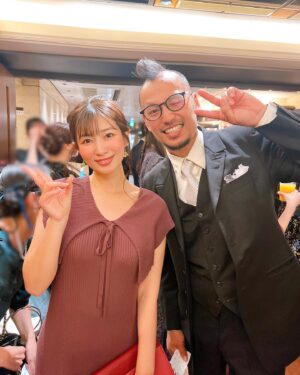 Mai Ishioka Instagram - 私が愛して愛して愛してやまない「マキバオー」の作者さん、つの丸先生と..😭🫶💞

大好きなうんこたれ蔵を生み出して下さってありがとうございます🥰

何回も何回も読み直して、アニメも見まくったので
脳内でセリフ言えちゃうくらい大好きなんだ〜😘

だからもっともっと色んなお話聞きたかったんですが
緊張してお話出来ませんでした🥲笑

そして今日はマキバオーでお馴染みの
オッズパークのお仕事をしてきます！
嬉しい〜！！！！🥰🥰